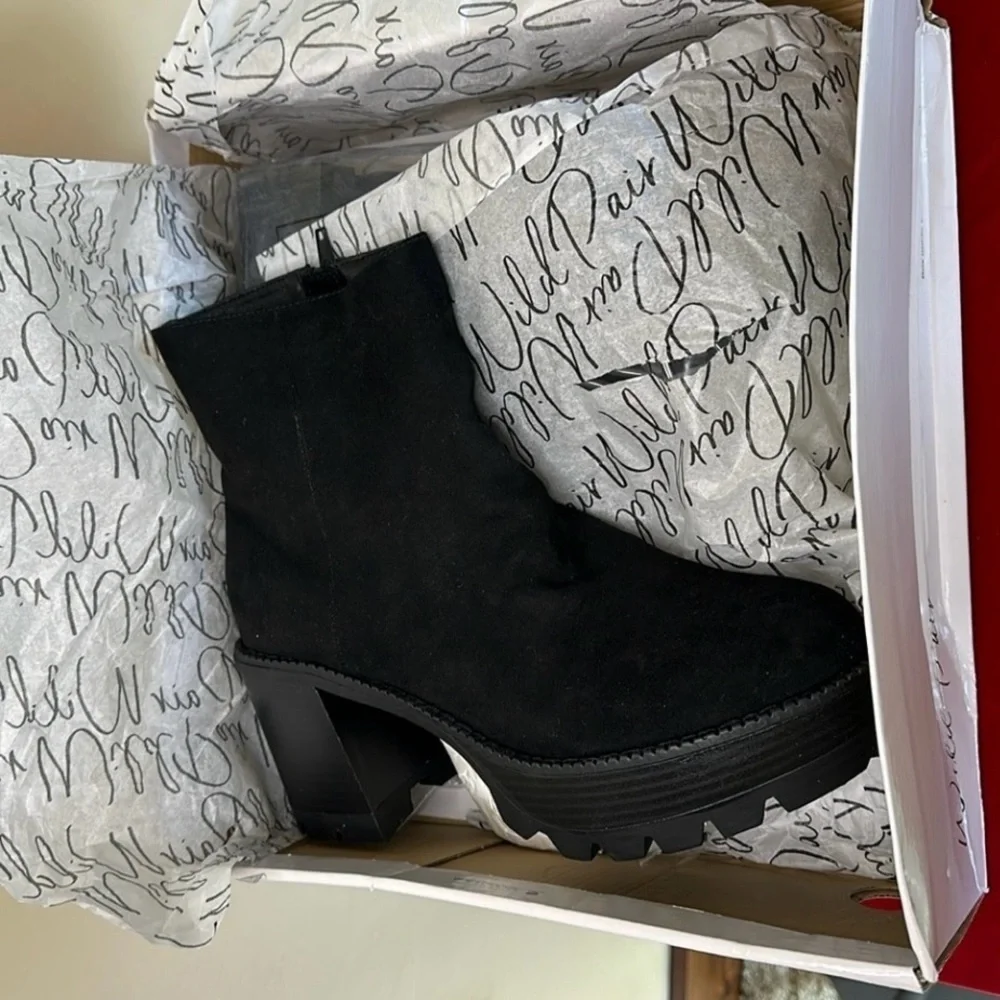 NWT Black Cushioned Zip-Up Ankle Boots by Wild Pair 1-1/2